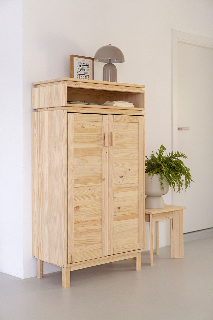 Imagen de ambiente 2 para:Armario peque&ntilde;o para el recibidor de madera de pino